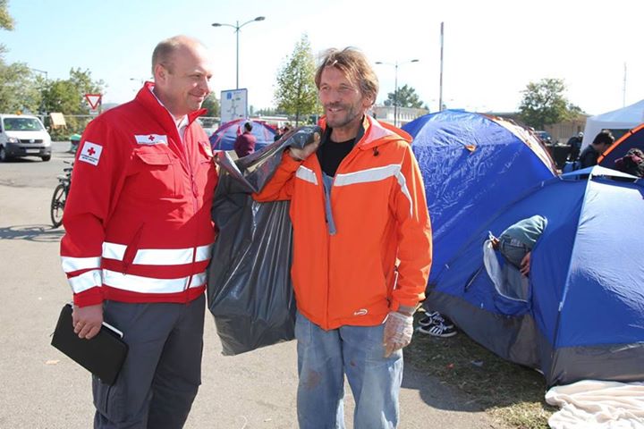 Bild: Auch Prominente wie Hans Söllner halfen bereits freiwillig an der Grenze in Salzburg mit (Foto: Neumayr.cc)